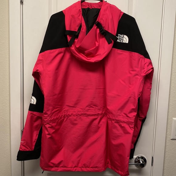 The North Face 94 Retro Mountain Light Jacket in Mr. Pink. - Picture 2 of 10